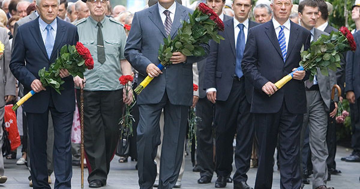 Президент Віктор Янукович, голова Верховної ради Володимир Литвин, прем&rsquo;єр-міністр Микола Азаров, члени уряду і ветерани у Києві поклали квіти до Могили Невідомого солдата. / © President.gov.ua