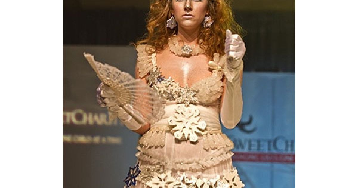 Модель демонструє сукню "Біла відьма", створену за "Хроніками Нарнії" / © AFP