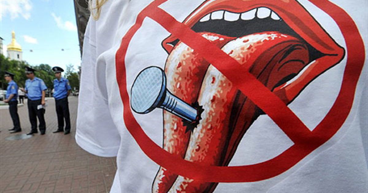 Україна, Київ. Активісти громадянської ініціативи "Свободу пресі", одягнені у майки з логотипами, провели акцію протесту перед будівлею СБУ в Києві. Учасники театралізованої акції "Стоп &ndash; Холерій!" виступили проти тиску спецслужб на чолі з Валерієм Хорошковським на незалежні ТБ-канали. / © AFP