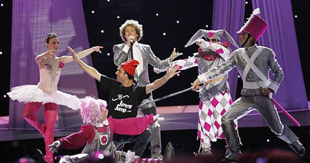 Норвегія. Під час виступу іспанського учасника "Євробачення-2010" Деніела Дігеса невідомий вибрався на сцену і зіпсував фінал пісні. Отже, Іспанії довелося "переспівувати" свій номер. А переможницею "Євробачення-2010" стала 19-річна співачка з Німеччини Лена Майєер-Ландрут. Українська учасниця Alyosha посіла 10-те місце.