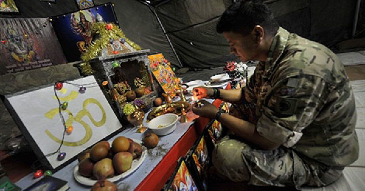 Прапорщик 2-го класу Сулав Гурунг молиться у індуїстському храмі на патрульній базі. / © AFP