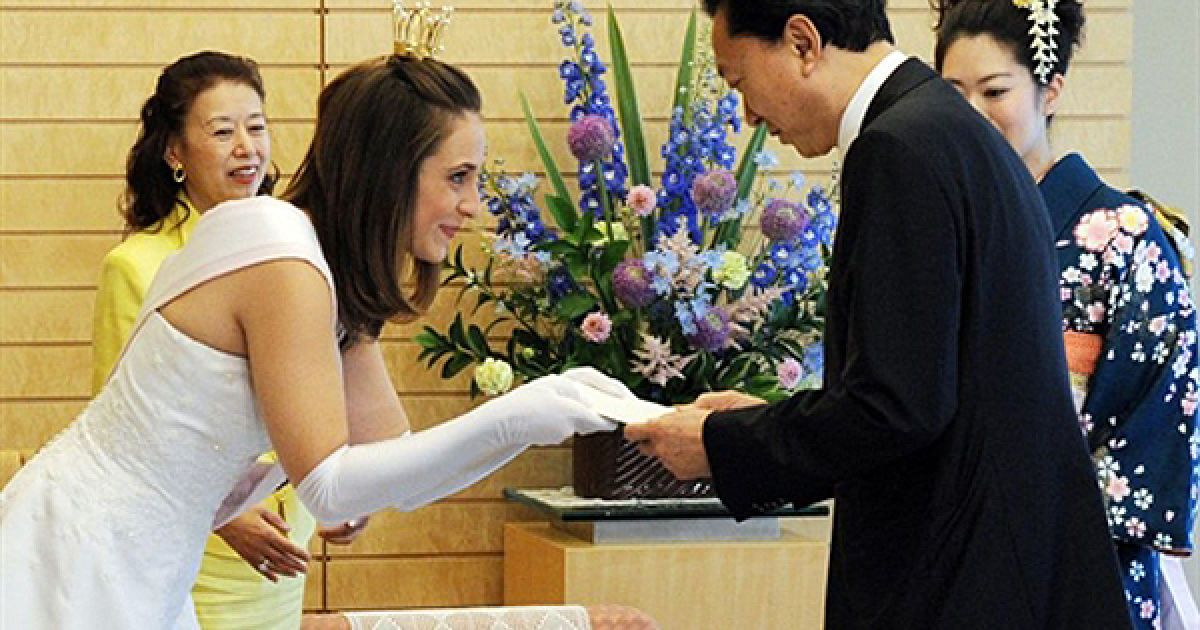 Токіо. Вишнева Королева США передає листа від Барака Обами із вітаннями на честь Дня вишень прем’єр-міністру Японії Юкіо Хатоямі. / © AFP