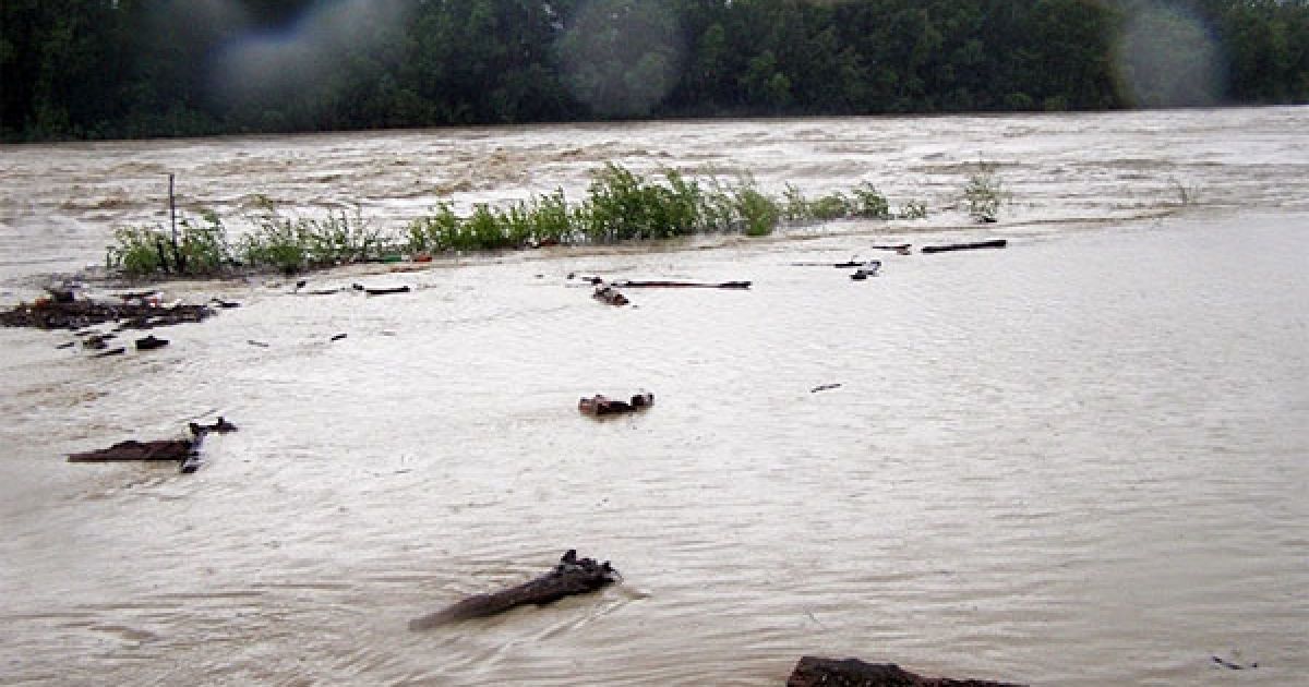 Пошкоджено 57 тис. 930 м дорожнього покриття автошляхів державного і місцевого значення, 13 мостів та 3 тис. 970 м водозахисних дамб. / © МНС