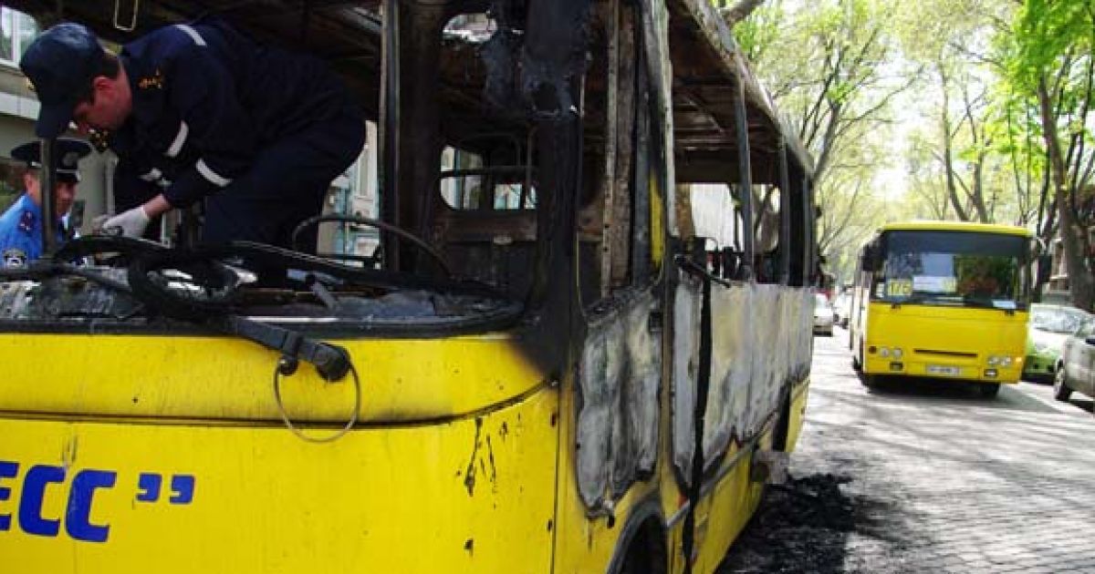 5 травня в центрі Одеси під час руху загорілося маршрутне таксі "Богдан" з пасажирами. / © Таймер Одесса