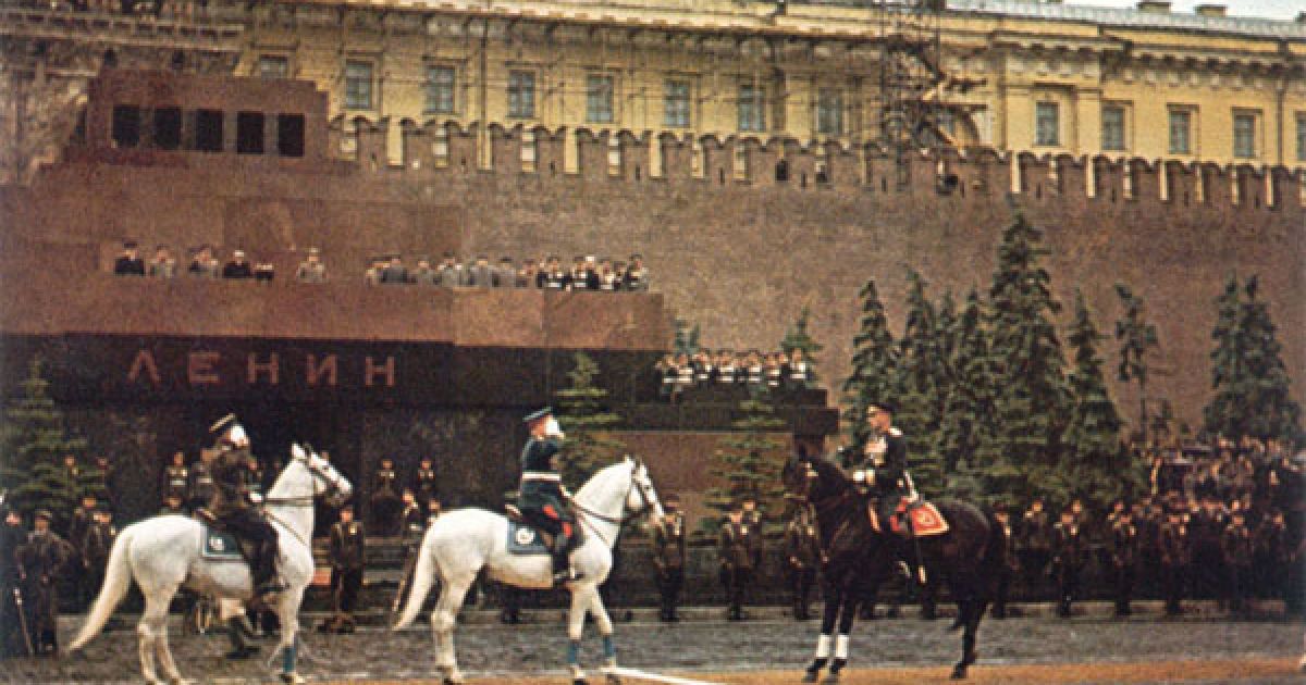 У 1945 році, 24 червня, на Красній площі у Москві пройшов перший парад, присячений перемозі у Великій Вітчизняній війні.
