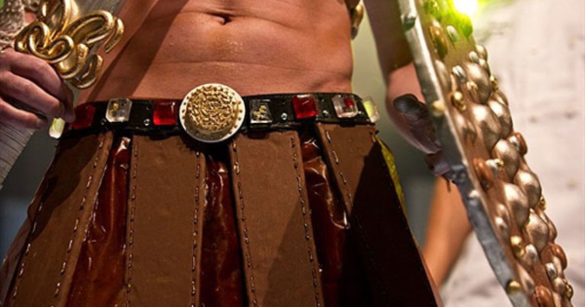 Моделі виходили на подіум в одязі, виготовленому з шоколаду, марципанів і цукру. / © AFP