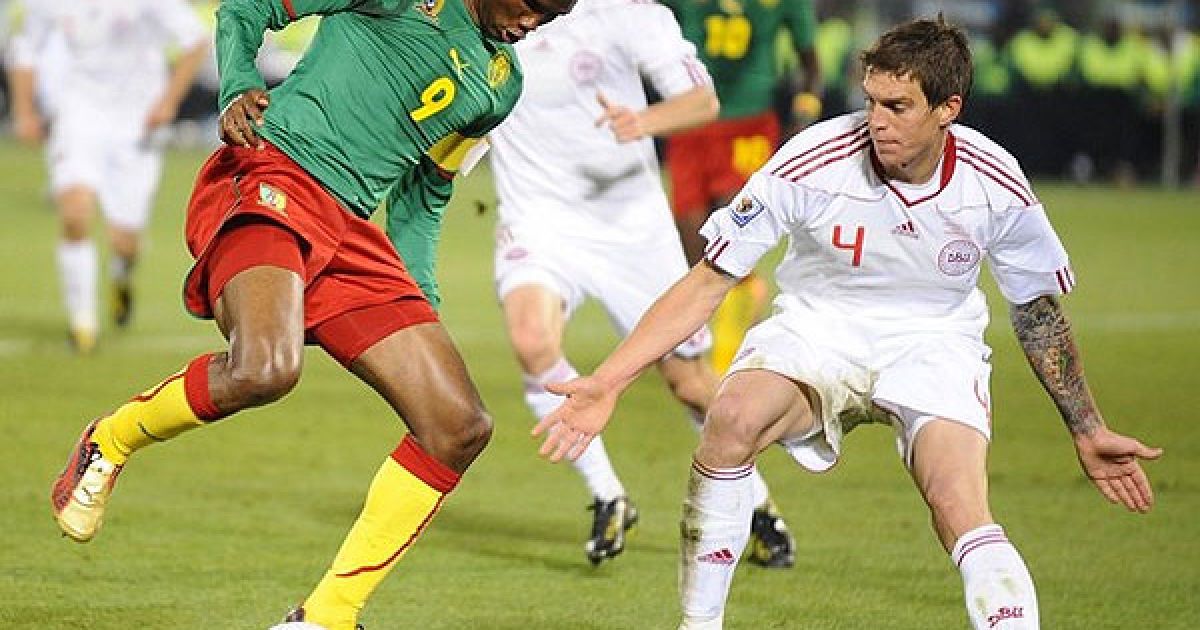 Самуель Ето&rsquo;О обводить Аггера / © AFP