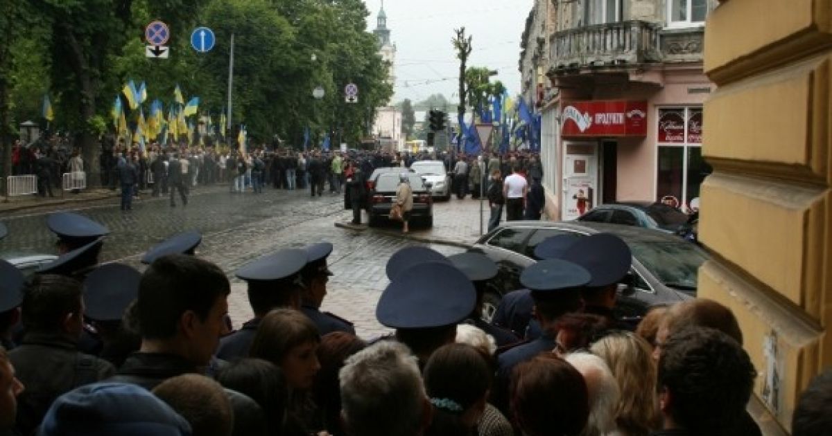 Опозиціонерів затиснули у міліцейське кільце у кілька рядів. / © galinfo.com.ua