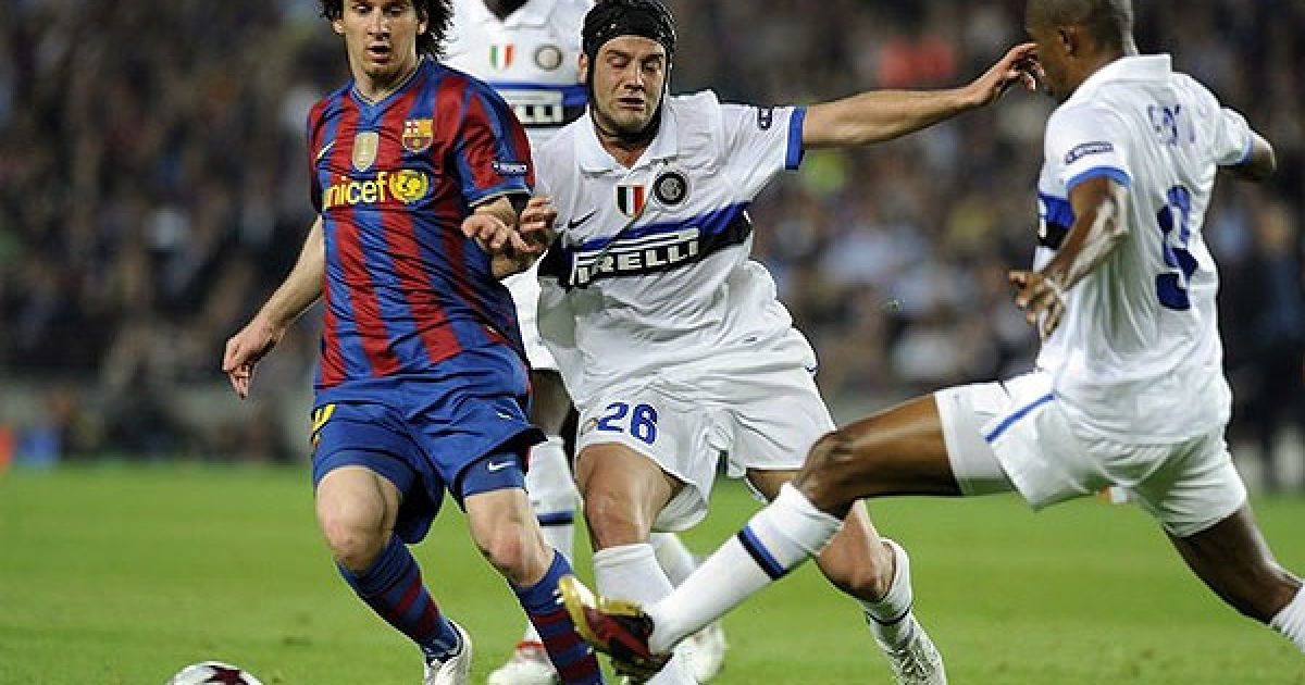 Форвард "Барселони" Мессі обігрує гравців "Інтера" Чіву (в центрі) та Самуеля Ето’о (праворуч). / © AFP