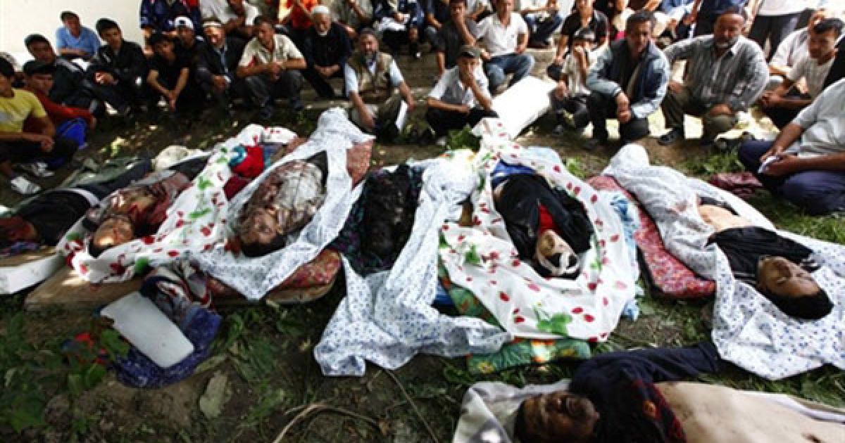 В результаті зіткнень між киргизами та узбеками на півдні Киргизії загинули більше сотні людей, тисячі постраждали. / © AFP