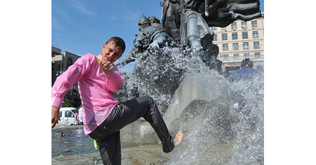 Але деякі випускники відзначили останній дзвоник ще 27 травня. Фото AFP / © AFP