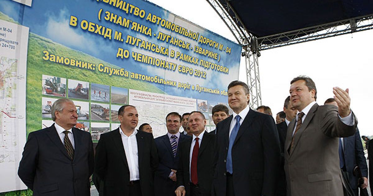 Президент ознайомився з планом будівництва та реконструкції, капітального й поточного ремонту автодоріг загального користування в Луганській області в рамках підготовки до проведення фінальної частини Євро-2012. / © President.gov.ua