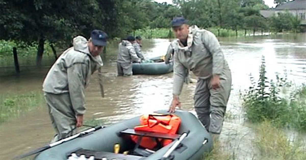 У Чернівцях внаслідок тривалих злив і підняття рівня води у річці Прут та малих річках Мошків і Задубрівка підтоплено значну територію Садгірського району і частину Калинівського ринку. / © МНС