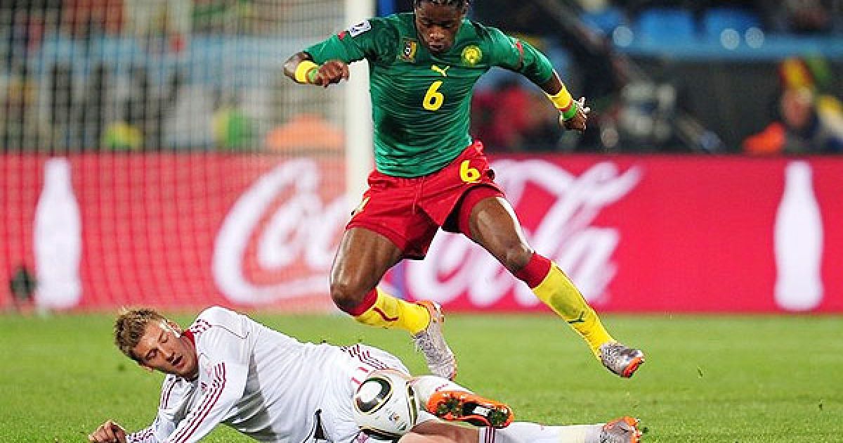 Сонг перелітає через Бендтнера / © AFP