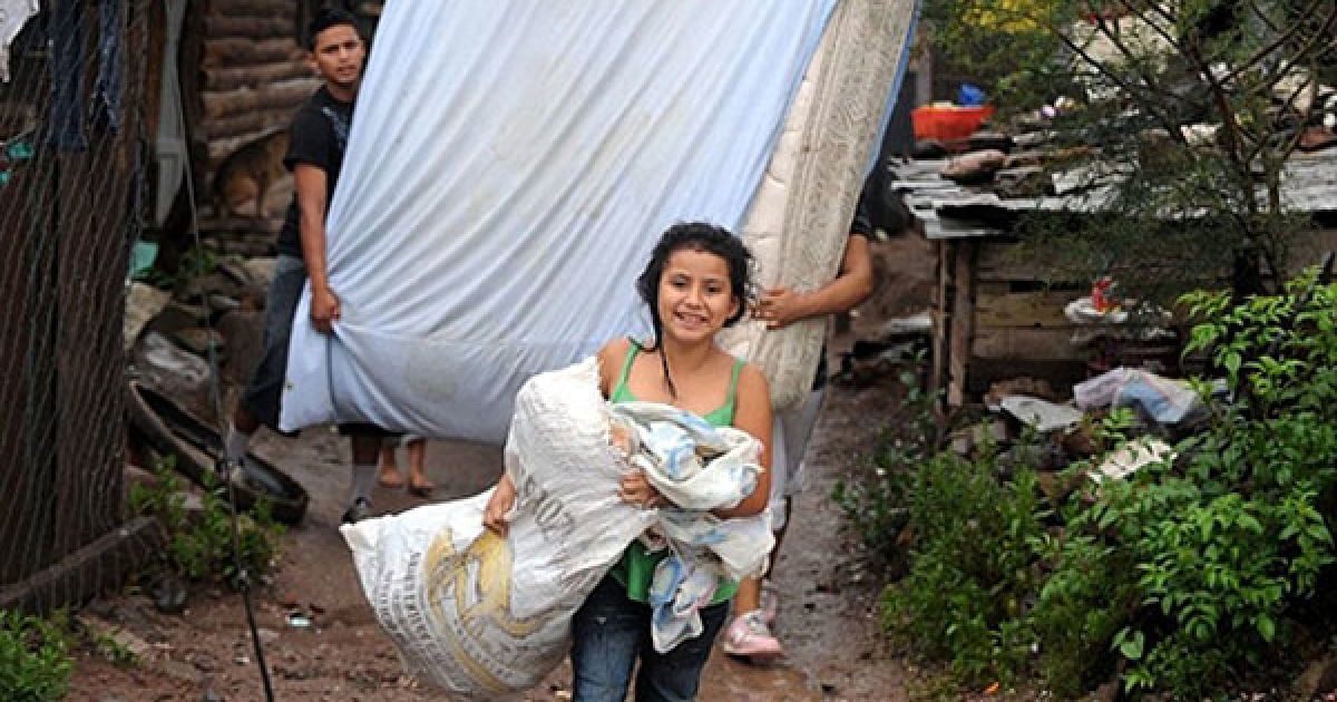 Тисячі людей змушені залишити свої домівки через стихійне лихо у Центральній Америці. / © AFP