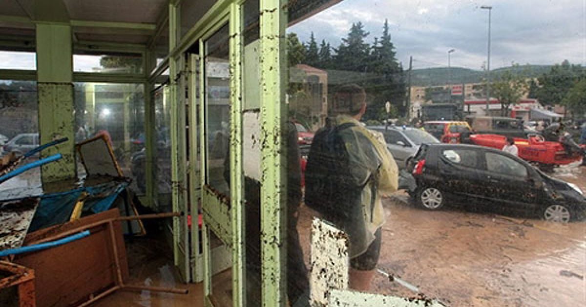Через повінь в департаменті був закритий міжнародний аеропорт Тулон - Єр, перекриті ділянки автодоріг. / © AFP