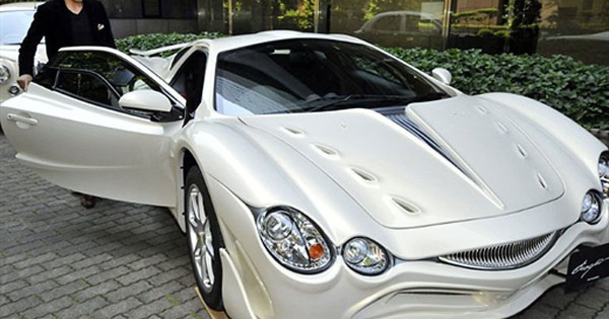 Японія, Токіо. Дизайнер автомобілів з японської компанії " Mitsuoka Motor" Таканорі Аокі представляє новий спортивний автомобіль "Orochi Gold Premium", розроблений компанією. Автомобіль "Orochi Gold Premium" оснащений 3,3-літровим двигуном V6 виробництва Toyota. Компанія Mitsuoka офіційно презентує авто на внутрішньому ринку 4 червня, а пізніше почне експортувати його на азіатські ринки. / © AFP