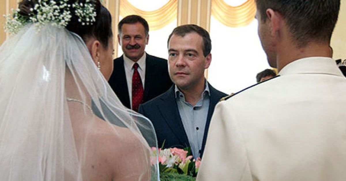 У Палаці одружень глава держави став не тільки свідком весіль трьох пар молодят, але і залишив їм вельми цінні подарунки. / © dni.ru