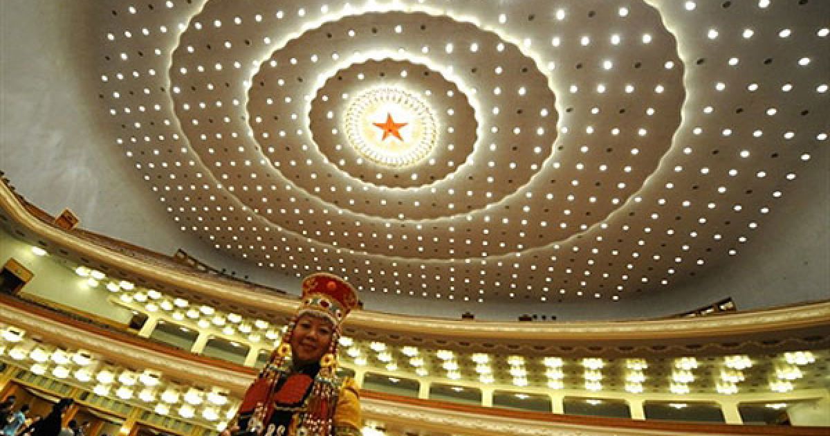 Китай, Пекін. Монгольська жінка на церемонії відкриття 20-го всесвітнього саміту жінок у Великому залі Народних зборів у Пекіні. Більше 1000 жінок-делегатів з 80 країн світу беруть участь у саміті жінок, який пройде у китайській столиці з 20 по 22 травня 2010 року. / © AFP