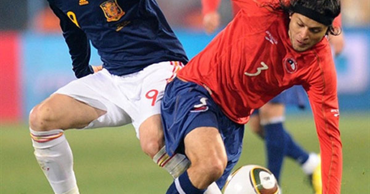 Збірна Іспанії перемогла Чилі з рахунком 2:1 і вийшла в плей-офф з першого місця у групі, а чилійці - з другого. / © AFP