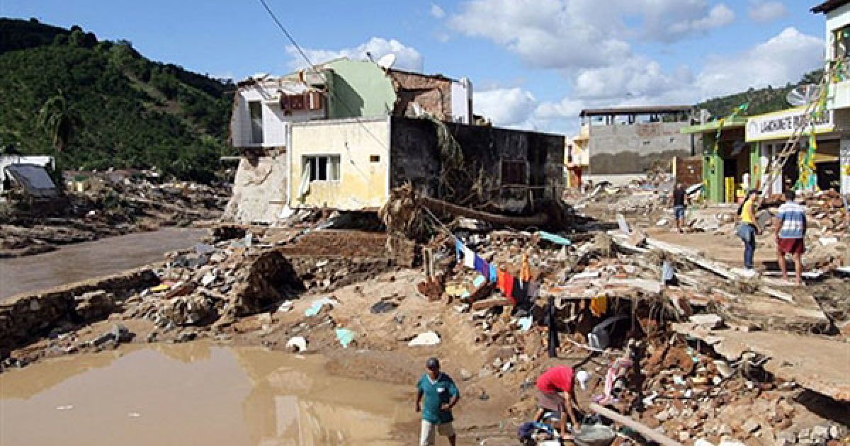 Через повінь було порушено транспортну систему регіону. / © AFP