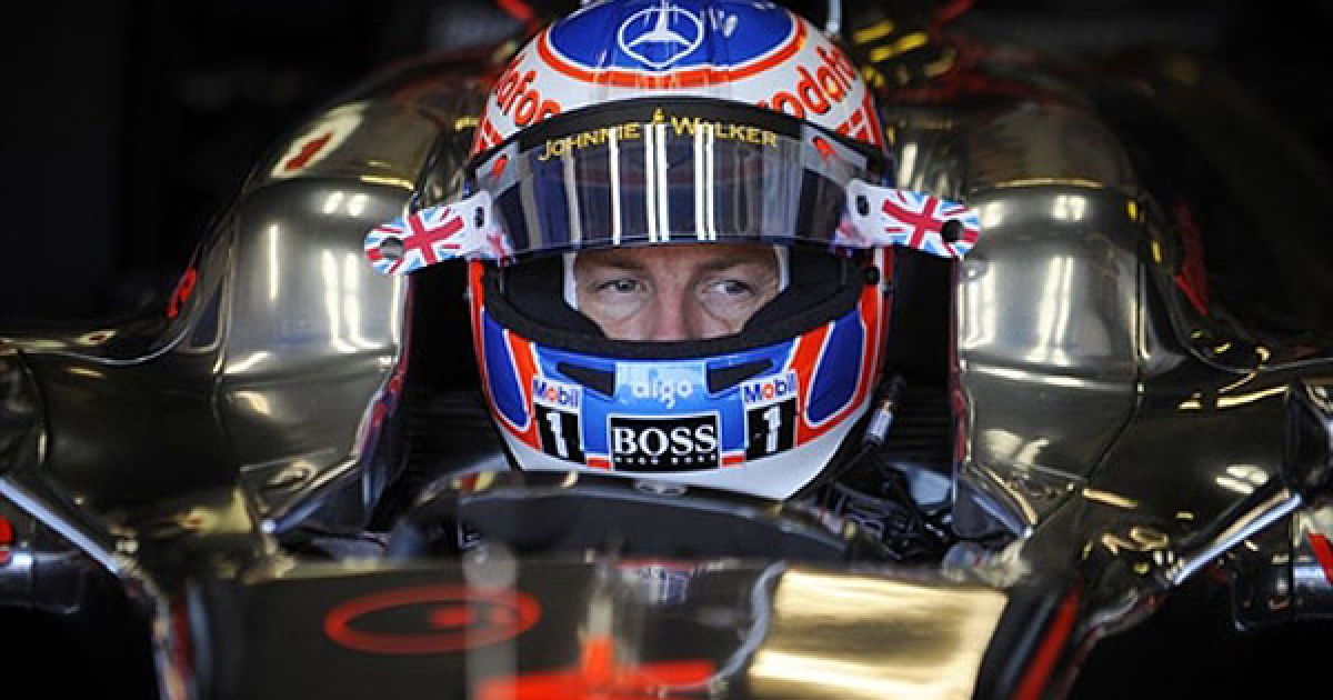 Монако. Британський гонщик McLaren Mercedes Дженсон Баттон сидить у своїй машині перед гонкою вулицями Монако. Відбулись перші тренувальні заїзди Гран-прі Формули-1 у Монако. / © AFP
