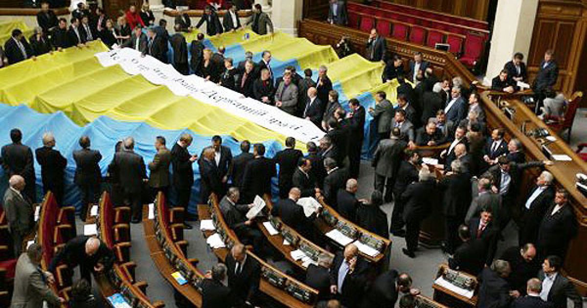 Близько 30 депутатів розмістилися біля трибуни, блокуючи підхід до неї для депутатів від опозиції. / © УНІАН