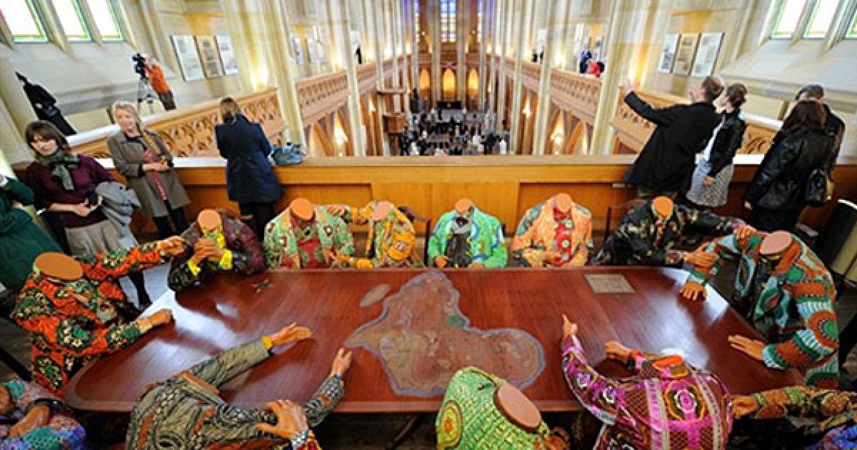 Німеччина, Берлін. Відвідувачі виставки стоять перед інсталяцією "Боротьба за Африку" британського художника нігерійського походження Їнка Шонібари. У Берліні відкрилась виставка "Хто знає завтра", яка працюватиме у Friedrichswerdersche Kirche до 26 вересня 2010 року. / © AFP