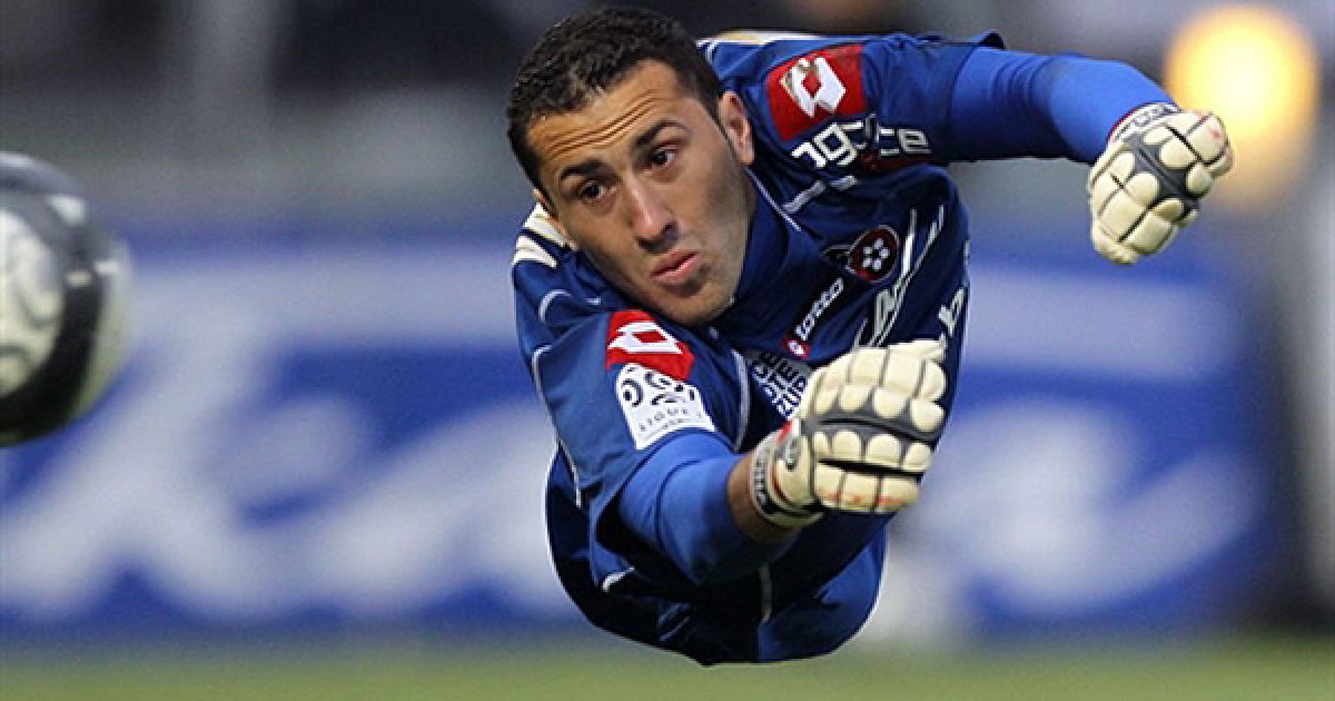 Воротар ФК "Ніцца" Девід Оспіна відбиває м’яч Мауріцио Венделя з клубу "Бордо" під час матчу французької Ліги 1 у Ніцці. / © AFP