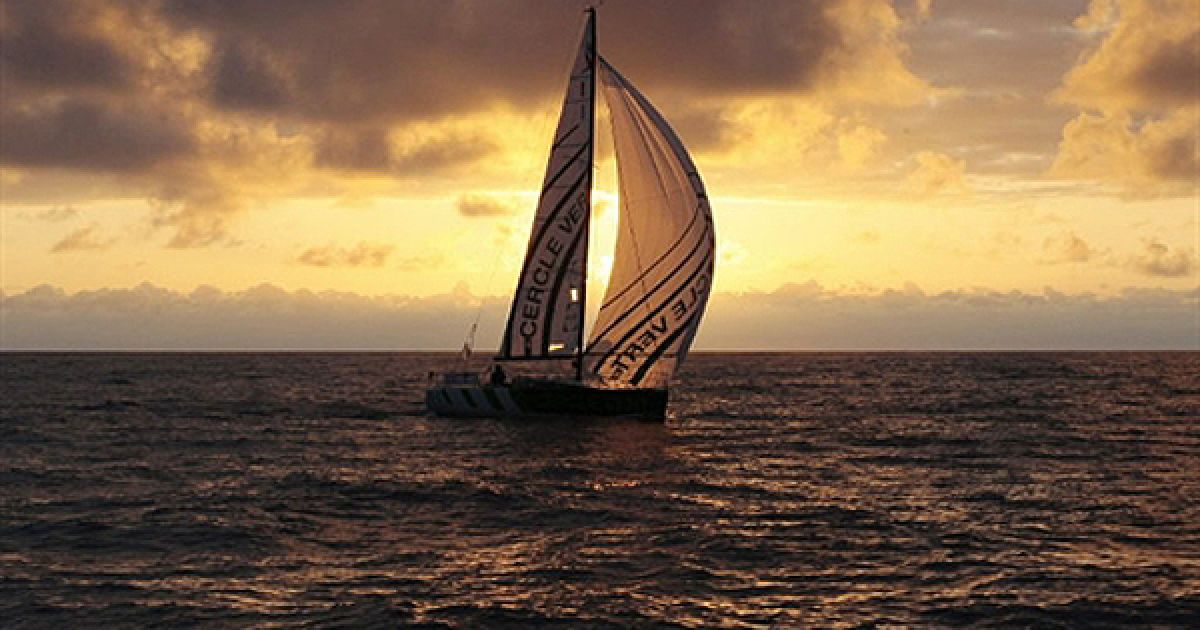 Французькі шкіпери Жільд Морван та Бертран де Брок взяли участь у регаті AG2R, яка розпочалася 18 квітня у Конкарно, Франція. У регаті, яка фінішує у Сан-Бартельмі, беруть участь 25 парусних човнів. / © AFP