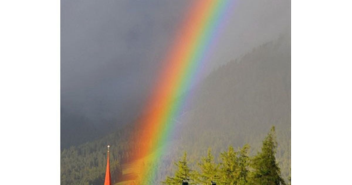Австрія, Зеефельд у Тріолі. Веселка над тірольським селищем Зеефельд у Австрії, в якому збірна Нідерландів готується до участі у Чемпіонаті світу з футболу 2010, що пройде у ПАР.