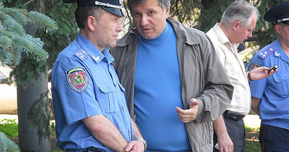 Екс-губернатор Харківщини Арсен Аваков підтримує зазисників парку ім. Горького у Харкові. / © dozor.kharkov.ua
