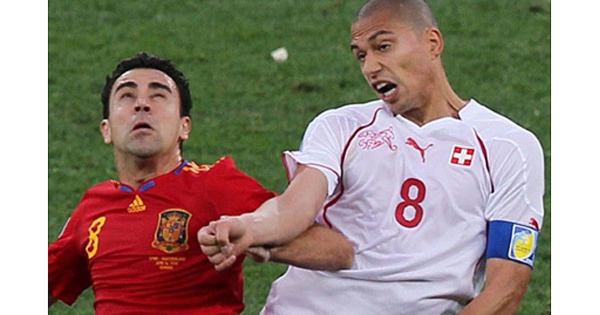 Хаві і Інлер у боротьбі за м'яч / © AFP