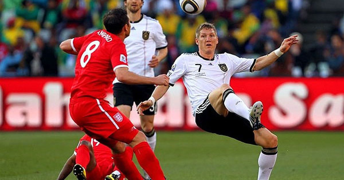 Лемпард і Швайнштайгер у боротьбі за м&rsquo;яч / © Getty Images/Fotobank