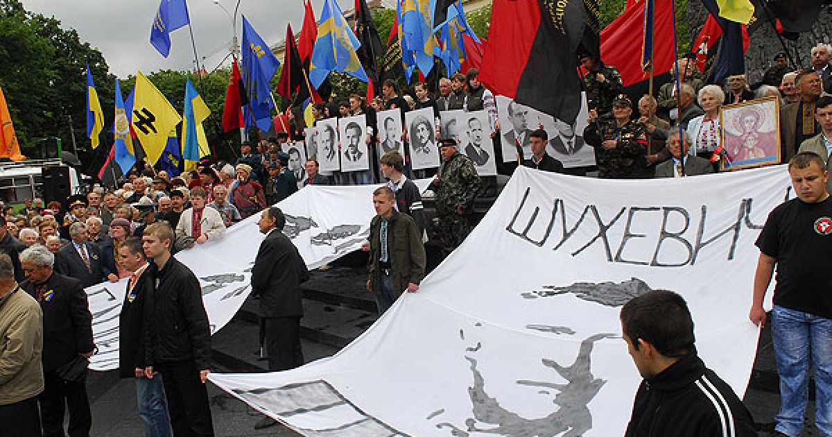 Біля пам'ятника головнокомандувачу УПА Роману Шухевичу у селі Білогороща поблизу Львові відбулося урочисте віче. / © zik.com.ua