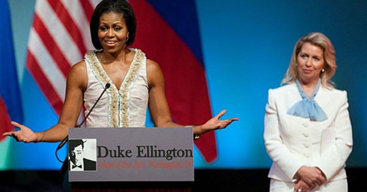 Перші леді США і Росії Мішель Обама і Світлана Мєдвєдєва відвідали Школу мистецтв Дюка Еллінгтона у Вашингтоні, де на їхню честь давали виставу виставу "Художні інтерлюдії" / © AFP