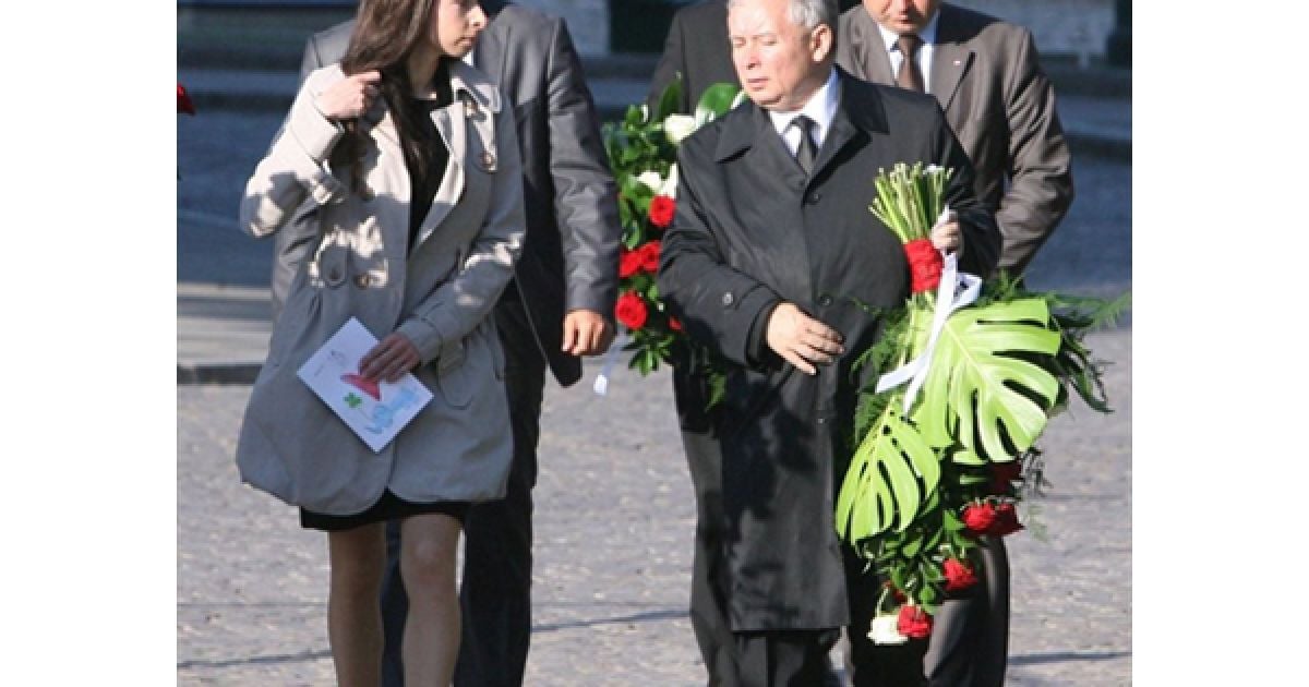 Ярослав та Марта Качинські покладають квіти до могили Леха та Марії Качинських, які загинули у авіакатастрофі кілька місці тому, на честь дня народження Леха. / © AFP