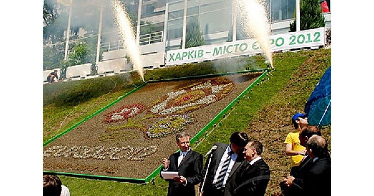 Крім Харкова, власні логотипи Євро-2012 і квіткові клумби-логотипи отримали Київ і Донецьк, а у Львові навіть запустили трамвай Євро-2012. / © mediaport.info