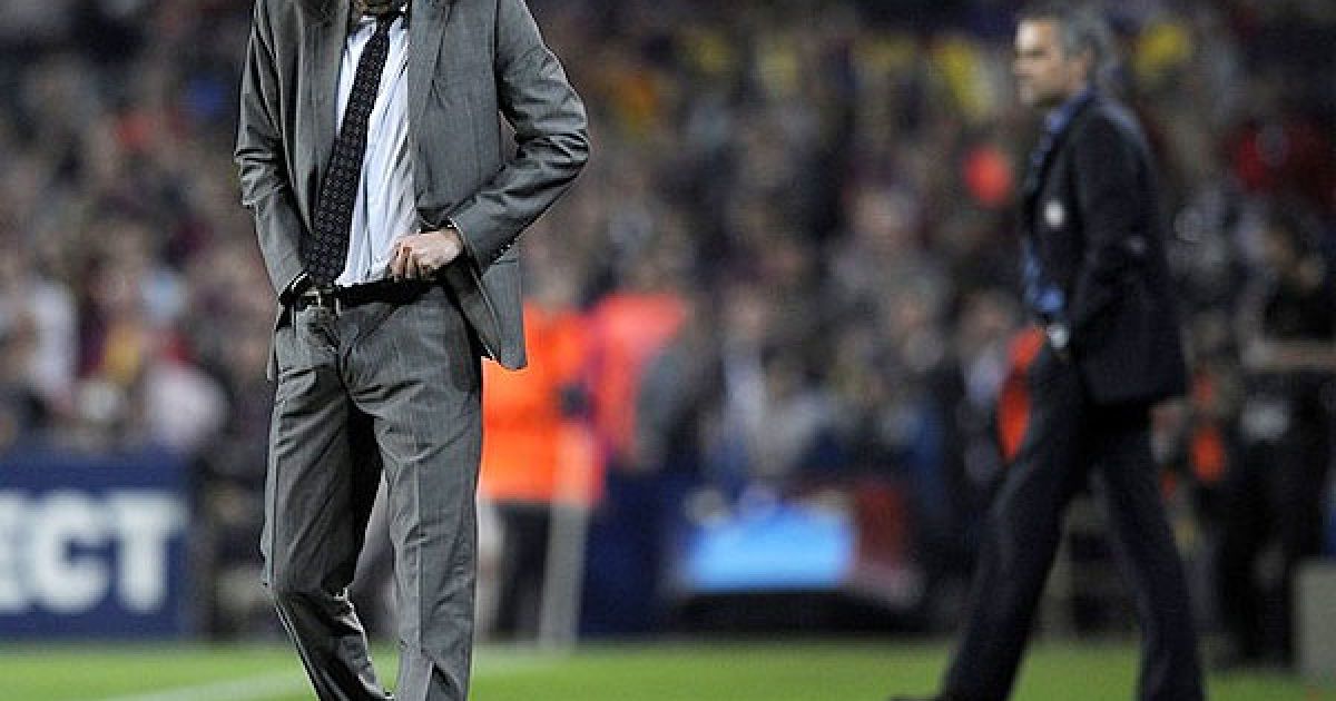 Тренер "Барселони" Гвардіола (ліворуч). Жозе Моурінью (на задньому плані). / © AFP