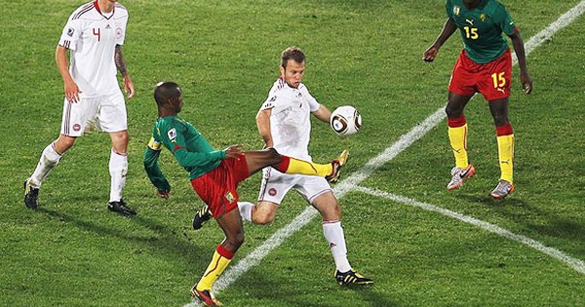 Емана і Єнсен ведуть боротьбу за м&rsquo;яч, Аггер і Вебо спостерігають / © AFP