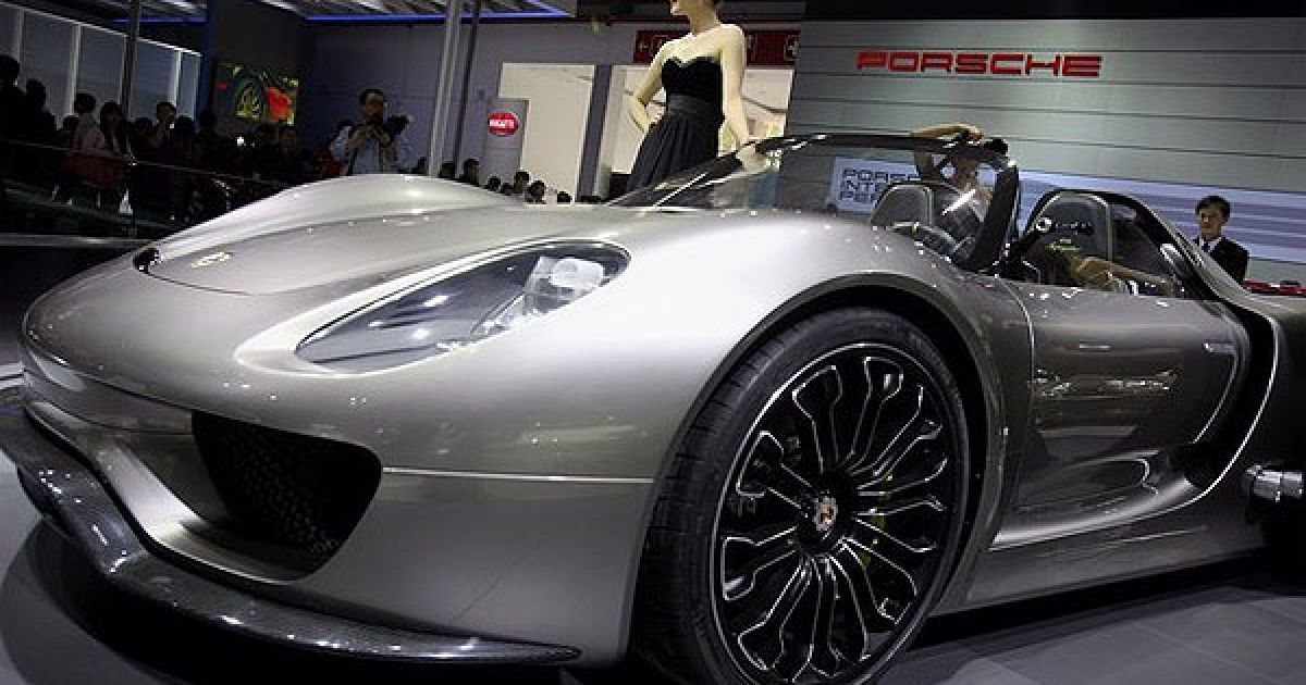 На "Auto China-2010" буде представлено 990 автомобілів, в тому числі, 89 світових автопрем’єр і 95 моделей автомобілів, які працюють на альтернативних джерелах енергії. / © Getty Images/Fotobank