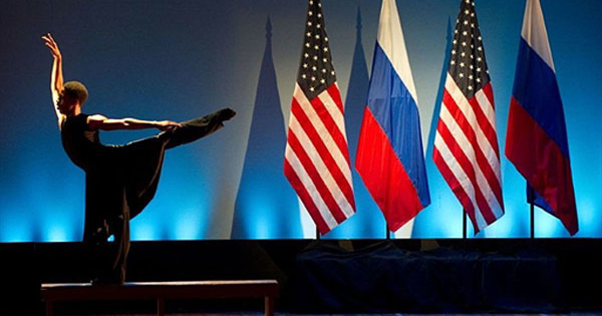 Перші леді США і Росії Мішель Обама і Світлана Мєдвєдєва відвідали Школу мистецтв Дюка Еллінгтона у Вашингтоні, де на їхню честь давали виставу виставу "Художні інтерлюдії" / © AFP