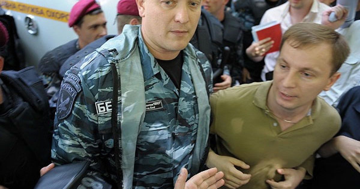 Працівники міліції затримали активістів партії "За Україну!", які сьогодні мали намір провести акцію "Лапша і мильні бульбашки від Віктора Януковича" біля Національного палацу "Україна". / © zaukrainu.org