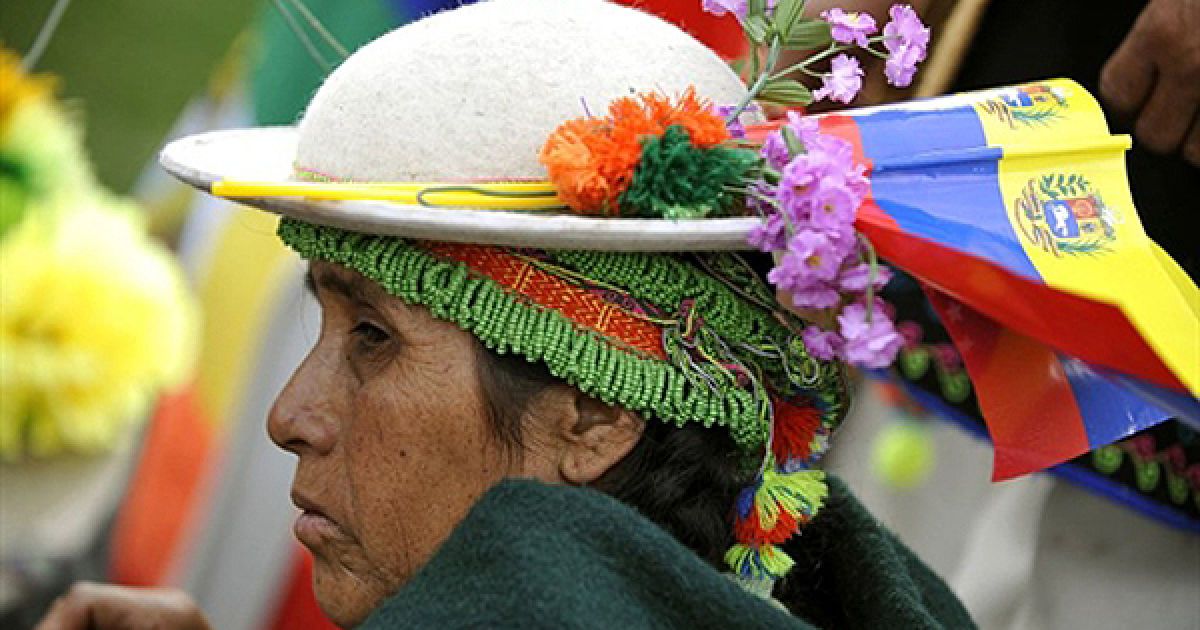 Жінка у національному костюмі та прапорцями Венесуели у капелюшку бере участь у Всесвітній конференції з проблем зміни клімату у Кочабамбі, Болівія. Вчора у світі відзначався День Землі. / © AFP