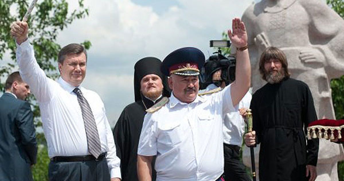 Представники місцевого козацтва вручили Віктору Януковичу гетьманську булаву. / © УНІАН