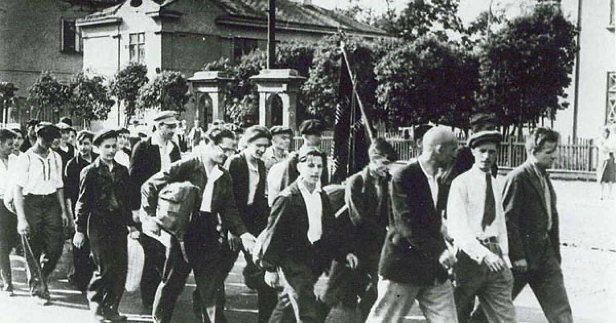 Ополченці Московського інструментального заводу прямують до збірного пункту, Москва, червень 1941 року.