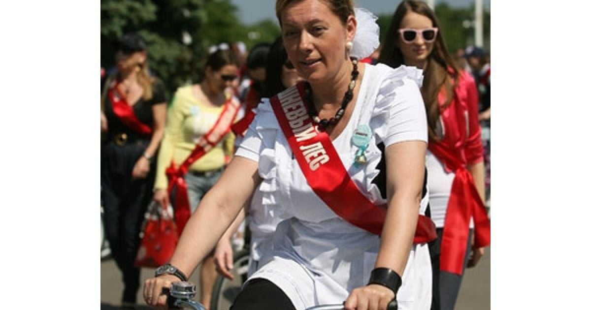 Зірки садили дерева і катались на велосипедах / © LifeShowbiz