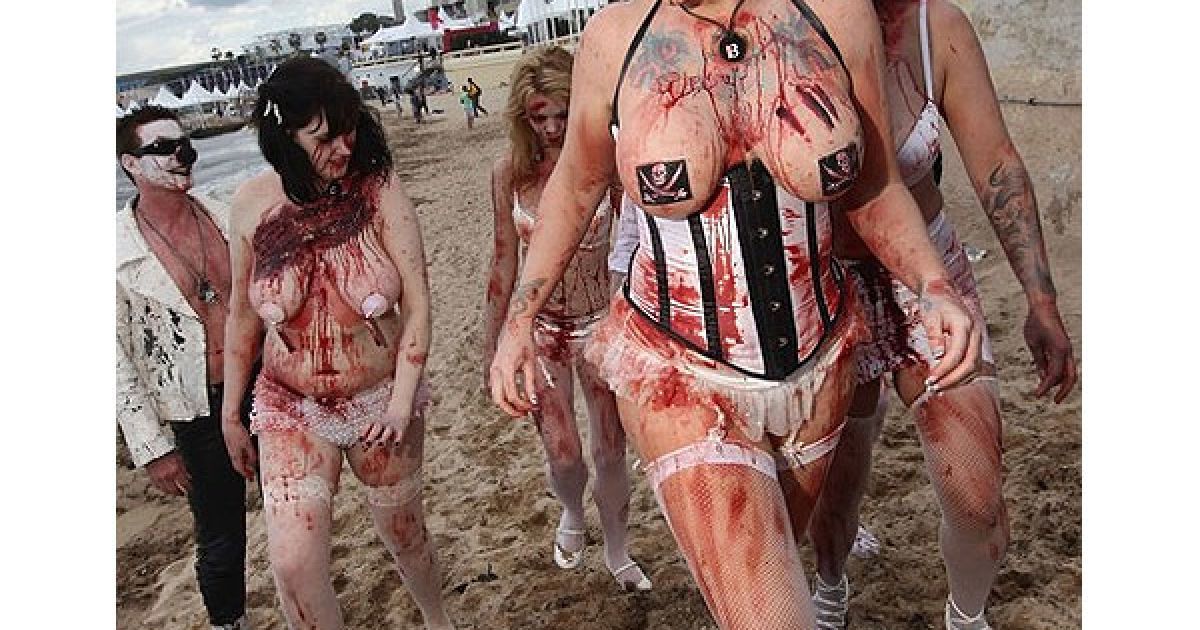 На Каннському пляжі відбулась фотосесія-презентація фільму "Зомбі-жінки Сатани" / © Getty Images/Fotobank
