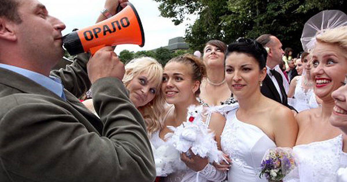 Для учасниць параду наречених в Ужгороді провели фотосесії, влаштували автопробіг весільного кортежу вулицями міста та пішу ходу центром Ужгорода. / © УНІАН