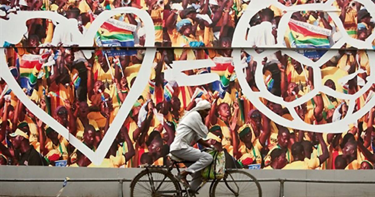 Чоловік проїжджає повз рекламу Чемпіонату Світу з футболу 2010 року у Нью-Делі. / © AFP